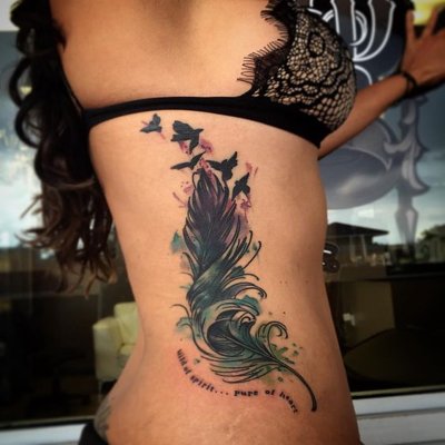 Tatouage plume sur les côtes, colorée et avec des oiseaux